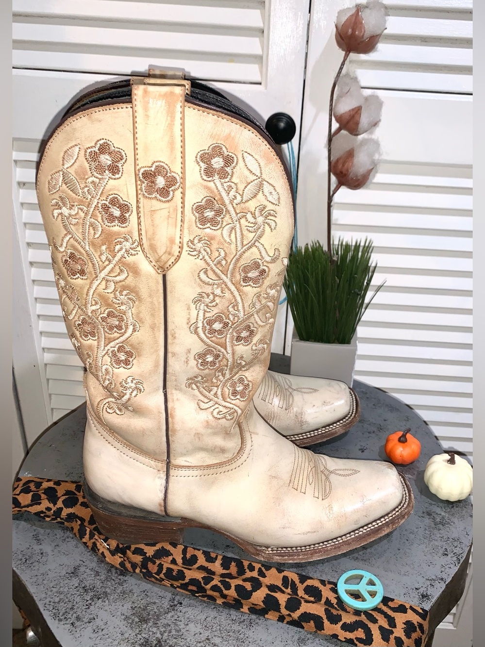 J.B. Dillon Reserve Chalk White/Tan Floral
Embroidered Cowgirl Boots women’s 8B